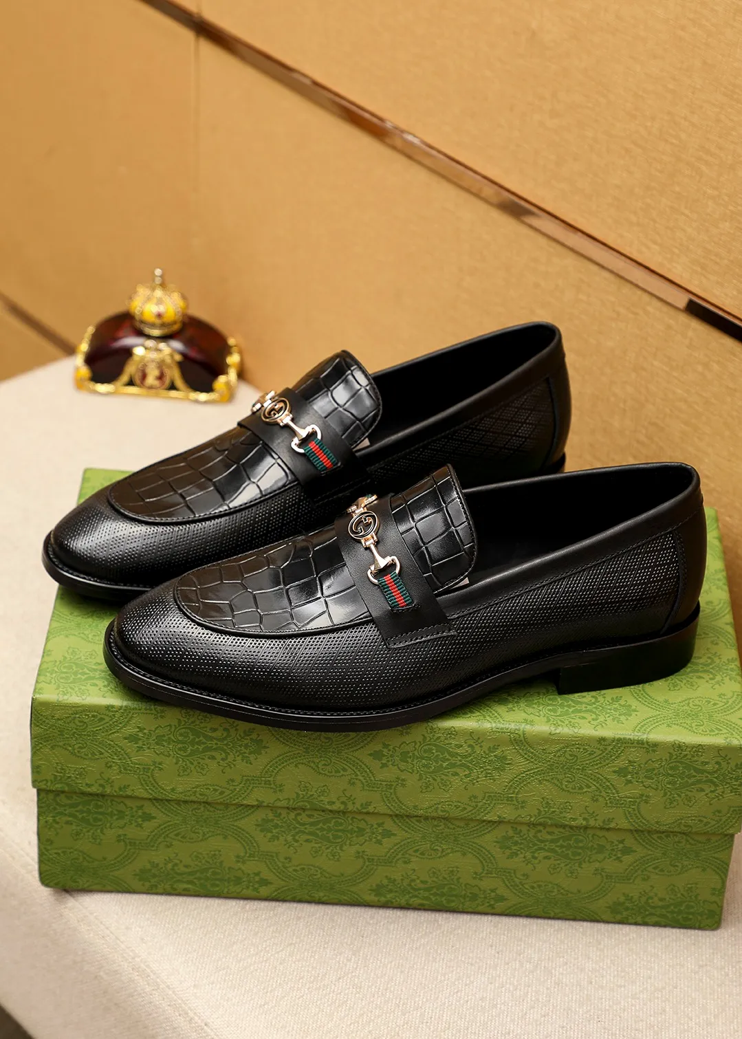 Men's shoes 💰442 💐 Product trademark: GUCCI "Gucci" casual leather shoes Regular size: 38-44 (45.46🉑️customized) Product materials: Selected imported first-layer calfskin embossed upper + luxury hardware buckle, imported small dyed cowhide leather lining. Strong three-dimensional visual effect, combined outsole Color: 1⃣️color optional